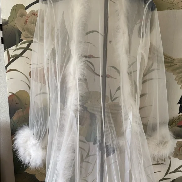 Elegant Sheer White Feathered Robe - Picture 5 of 5